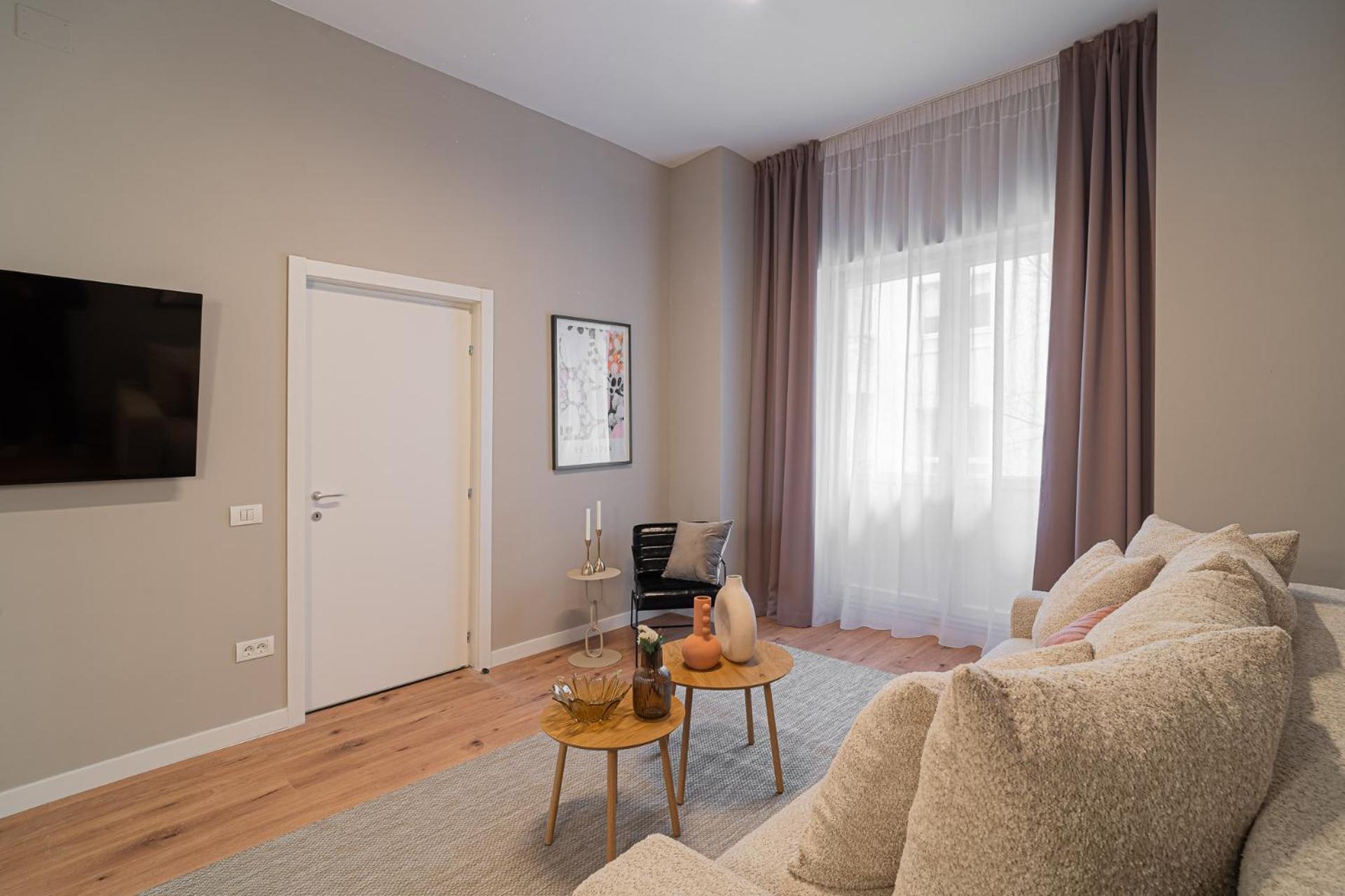 Loggia & Luxe 5Br Penthouse In Universitatii Area Bucharest Luaran gambar