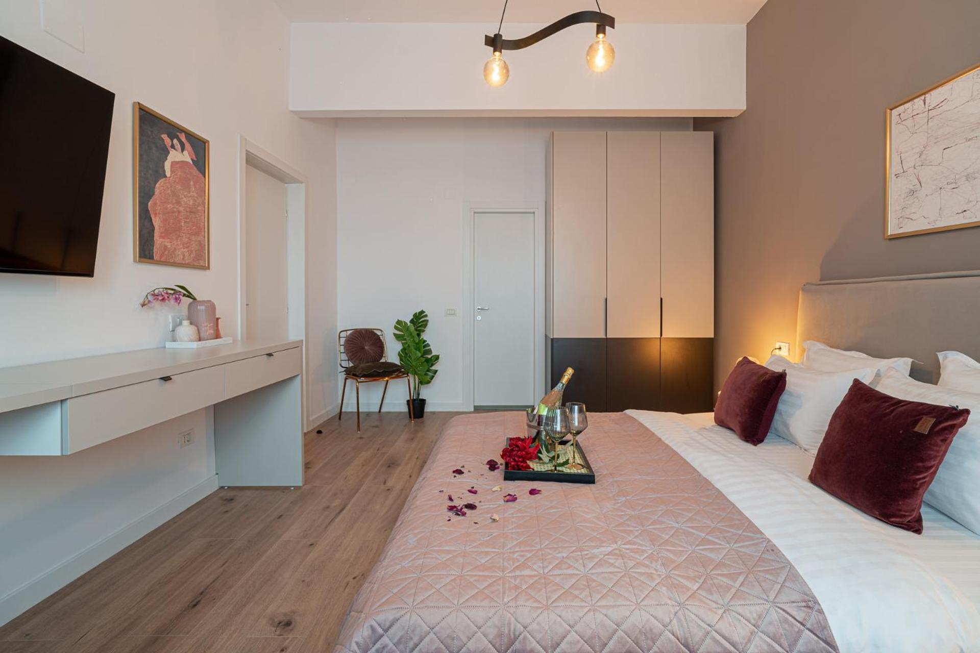 Loggia & Luxe 5Br Penthouse In Universitatii Area Bucharest Luaran gambar