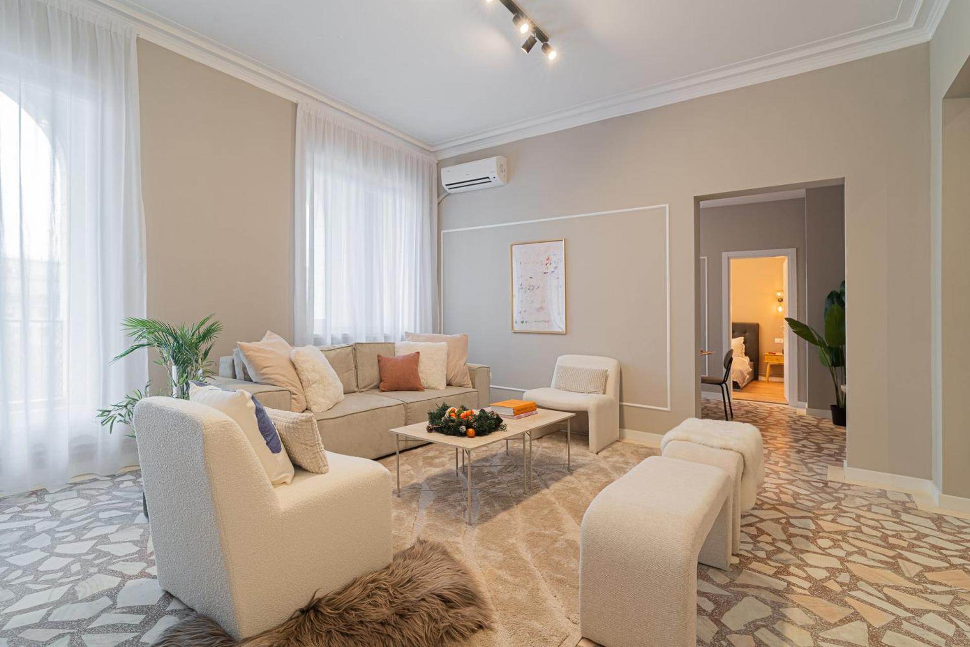 Loggia & Luxe 5Br Penthouse In Universitatii Area Bucharest Luaran gambar