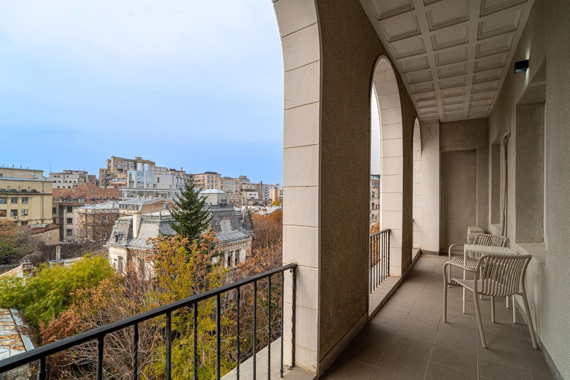 Loggia & Luxe 5Br Penthouse In Universitatii Area Bucharest Luaran gambar